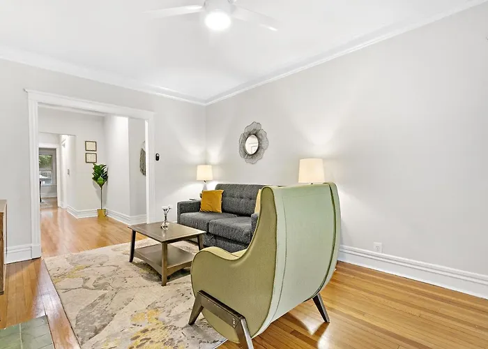 Indulging 2br In Festive Boystown - Buckingham 1