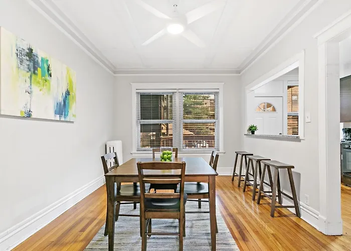 Indulging 2br In Festive Boystown - Buckingham 1